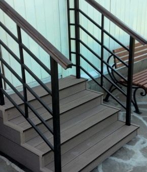 Перила для крыльца из дерева фото – металлические ограждения для наружных лестниц, как сделать своими руками уличные перила из металла