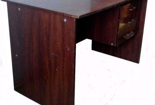 Письменный полированный стол