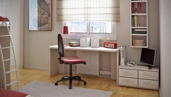Письменный стол у окна для школьника
