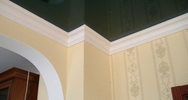 Плинтус на натяжном потолке – виды потолочных плинтусов, установка, монтаж, какой плинтус выбрать, нужен ли плинтус для подвесного потолка, как установить