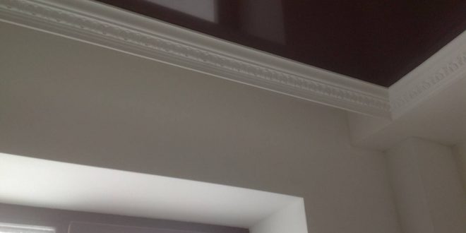 Плинтуса для натяжных потолков – видео-инструкция по монтажу своими руками, особенности вставок, пластиковых галтелей, виды, какие лучше, цена, фото
