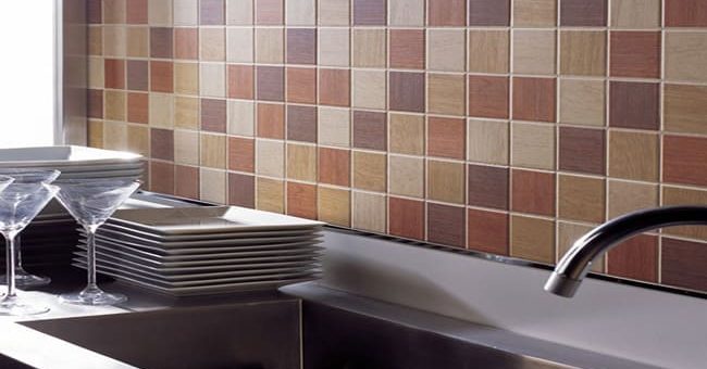 Плитка на стену на кухне – как правильно класть фартук из керамической плитки своими руками, как правильно наклеить на стены у потолка, с чего начать