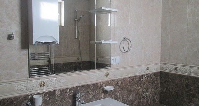 Плитка с декором в ванной фото – Модная плитка для ванной комнаты: имитирующая мрамор, природный камень, мозаика ( 40 фото).