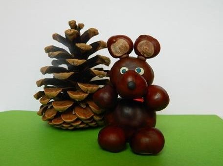 Поделка из каштанов и шишек