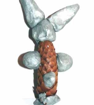 Поделки из шишек заяц – Осенние поделки своими руками вместе с детьми. Развиваем мелкую моторику ребенка. Лепим с маленьким ребенком из пластилина и природных материалов (еловой шишки) зайца. Пошаговая инструкция. Фото. Поделки. Осенние поделки своими руками из шишек. Заяц из шишки и пластилина. Заяц из еловой шишки. Вид прямо – Домик в Интернете