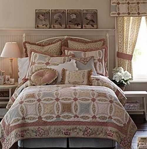 Красивые покрывала и подушки на кровать