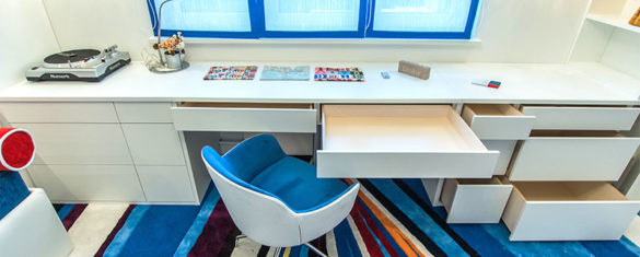 Полка над школьным столом – Стол подоконник в детской: каким бывает, как сделать своими руками, преимущества и недостатки, нюансы, фото