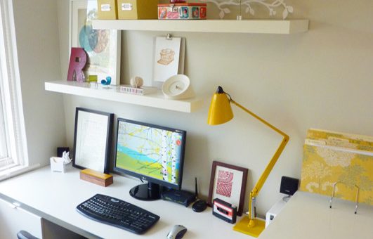 Полки в детскую комнату над столом фото