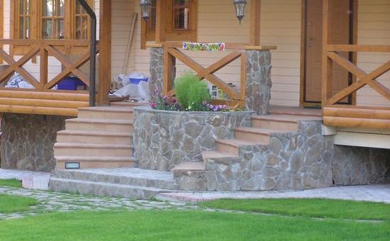 Полукруглое крыльцо к дому фото – Парадное крыльцо частного дома, фото трапециевидного, полукруглого, углового, классического крыльца, обзор закрытых и открытых, на две стороны и одну крылечек