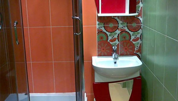 Посоветуйте как устроить очень маленький туалет чтоб был душ и унитаз – Можно ли сделать из туалета душевую? А в ванной будет унитаз раковина и стиральная машина. Как лучше сделать вентиляцию?