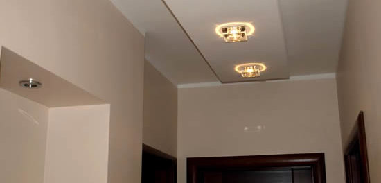 Потолок коридор из гипсокартона – Потолок из гипсокартона в прихожей: преимущества и особенности конструкций