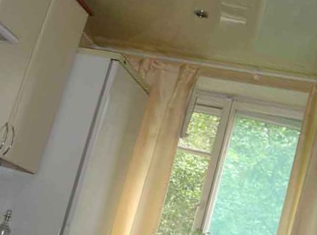 Потолок на кухне маленькой – Натяжной потолок на маленькой кухне: уместен ли он в такого рода помещениях? | Мос Силинг — установка натяжных потолков в Москве и Подмосковье