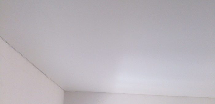 Потолок натяжной без плинтуса
