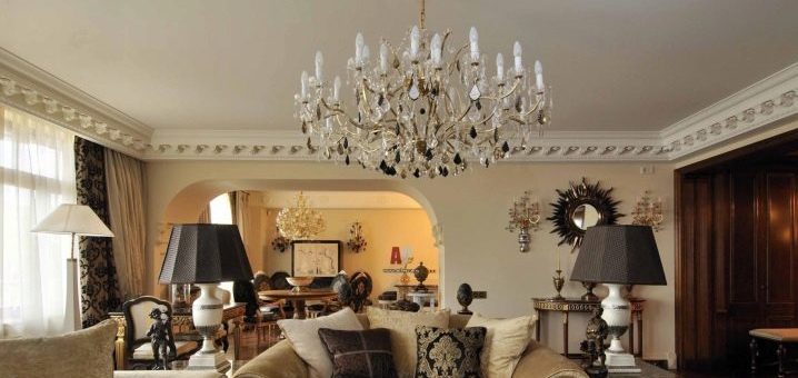 Потолок с двумя люстрами фото – варианты для гостиной в классическом стиле, подвесные потолочные модели в интерьере, красивые торшеры в комплекте, как подобрать