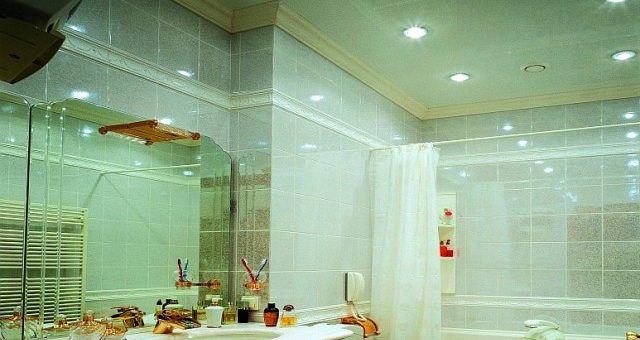 Потолок ванна – Чем отделать потолок в ванной комнате? Как установить потолок в ванной комнате из пластиковых панелей, плит пенополистерола, гипсокартона, стекломагниевого листа своими руками?