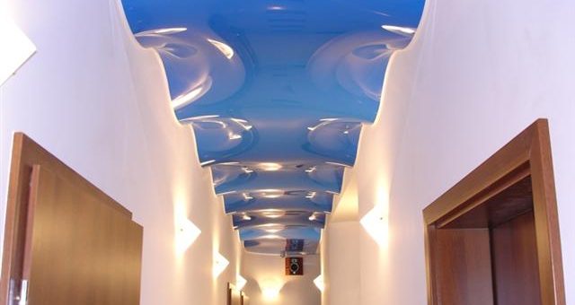 Простой натяжной потолок – фото волны и сложность монтажа, простые решения, какая форма, фигурные платформы, прямой и необычный