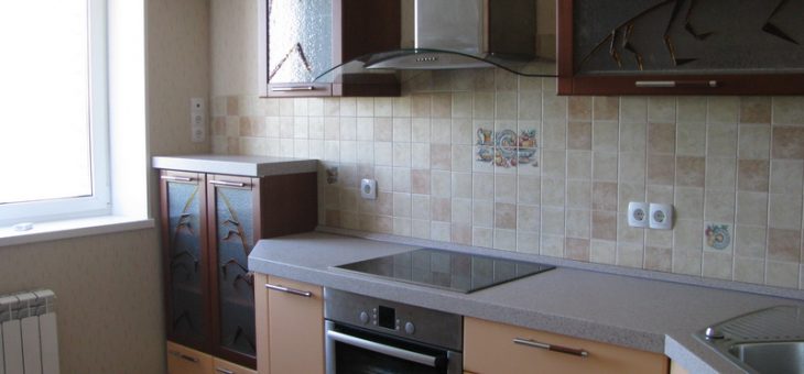 Рабочая стенка из плитки на кухне