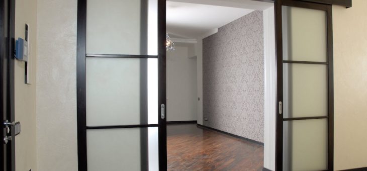 Раздвижная перегородка дверь – механизм стеклянных перегородок, заезжающих в стену и мягких сдвижных гармошек, монтаж направляющих, установка полукруглых перегородок, цена.