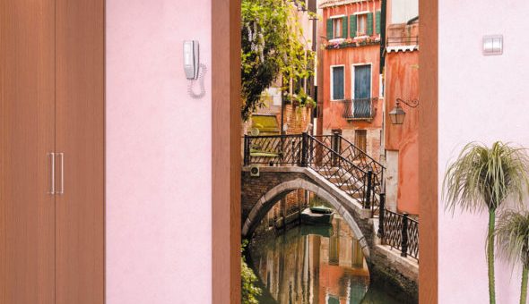 Рисунки своими руками на двери – Декор и дизайн двери — оформление своими руками для межкомнатных, входных, снаружи, изнутри, как обновить и украсить с помощью наклеек, обоев, техники декупаж, венка и др + фото и видео