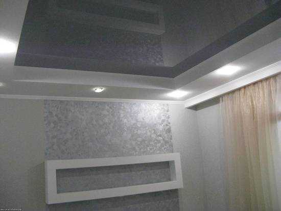 Светло серый потолок в интерьере