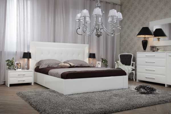 Спальня бежевые стены белая мебель