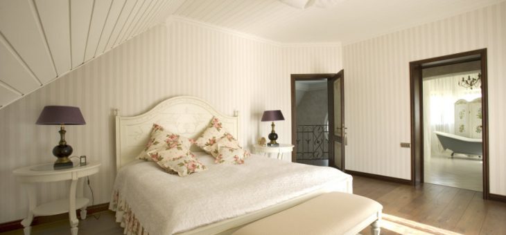 Спальня дизайн с белой кроватью фото – светлый дизайн интерьера спальни, 120 х 200 и другие размеры, кожаная глянцевая модель со стразами, классика и модерн