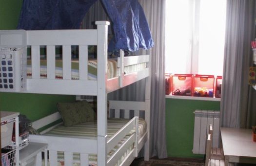 Спальня и взрослая и детская – Вариант распределения комнат в двушке: первая комната — гостиная и игровая, вторая — общая спальня (детская + взрослая). Что скажете?