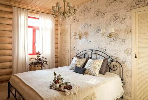 Спальня кантри стиль – фото дизайна интерьера, маленькая в деревянном доме, видео как своими руками
