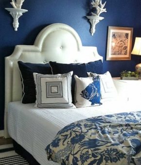 Спальня в синем цвете фото – дизайн интерьера в темно-синих тонах, в бело-синем, сине-золотом и голубом цвете, значение цвета