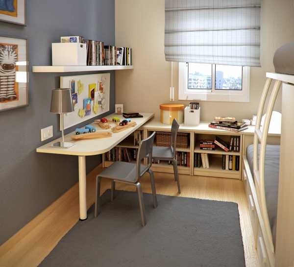 Угловой стол для школьника у окна в маленькой комнате