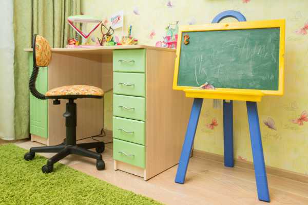 Угловой стол для школьника у окна в маленькой комнате