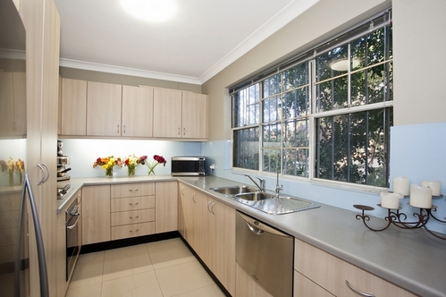 Столешница серая на кухне