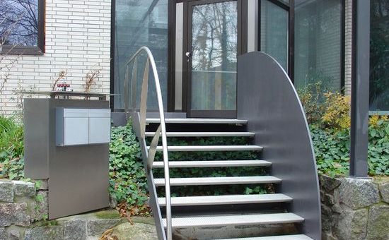 Ступенька на крыльцо – ступеньки для частного кирпичного дома, наружные лестницы для загородного коттеджа, уличные ступени