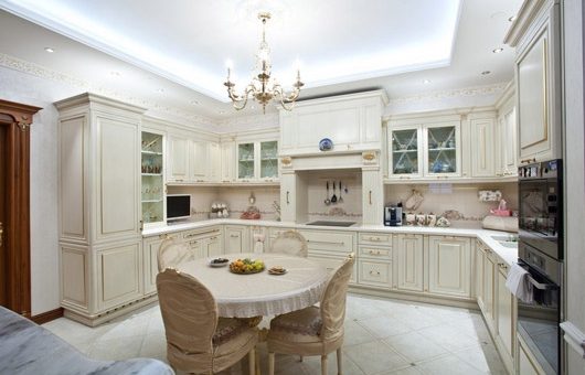 Светлая кухня классика – Светлая кухня в классическом стиле. Особенности оформления: Как создать кухню в светлых тонах.