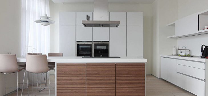 Светлая прихожая интерьер – нестареющая классика и глянец светлых тонов, мебель в современном и классическом стиле в сочетании с черным