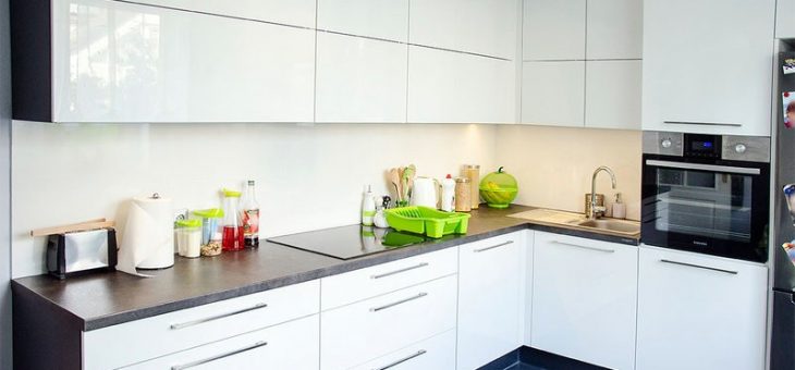 Телевизор на кухне варианты размещения фото в хрущевке – Кухня в хрущевке — 125 фото лучших идей оформления интерьера маленькой кухни