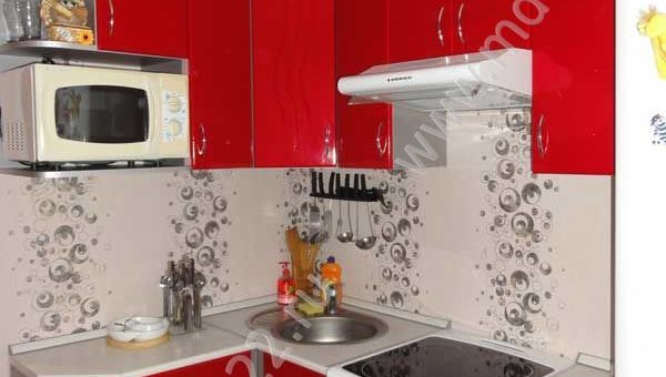 Угловые маленькие кухни с холодильником фото