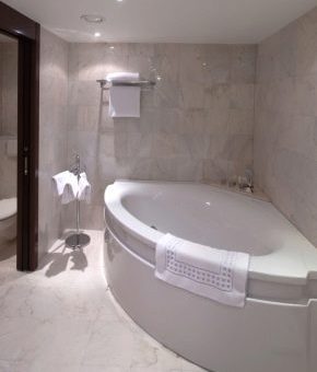 Угловые небольшие ванны – продукция размером 100х70 и 115 на 72 см, небольшие варианты для комнаты, отзывы о мини-конструкциях