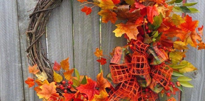 Украшение из кленовых листьев