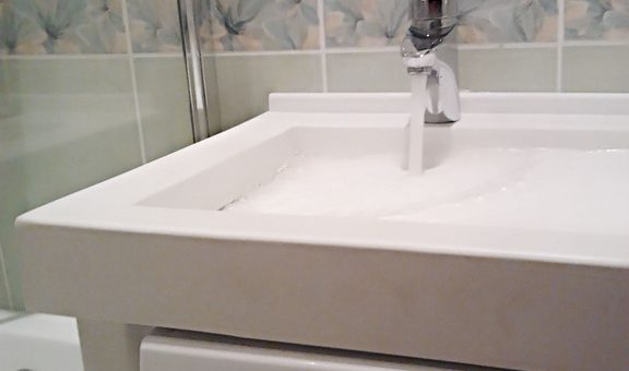 Умывальники над стиральной машинкой в ванную комнату