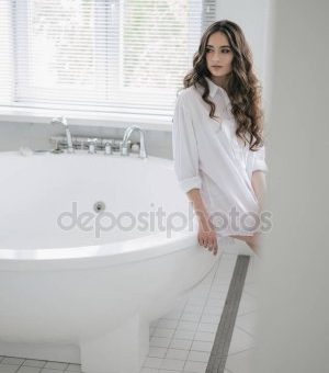 В ванной фото – фотосессия и картинка девушка в ванной, скачать изображения на Depositphotos®