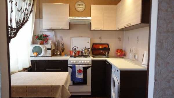 Встроенный шкаф на кухне фото – фото узких на кухню, стол под окном, лампы встроенные, выдвижные полки, нижние, настенные, стильные, отдельные, видео