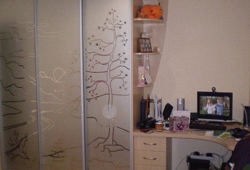 Вход в комнату через шкаф купе – оригинальное решение зонирования комнаты. Использование шкафа купе в качестве перегородкиИнформационный строительный сайт |