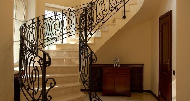 Холл в частном доме с лестницей