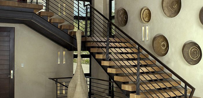 Зал с лестницей на второй этаж фото – фото холла и второй этаж, часть гостиной дома, белая съемная комната, декоративная детская