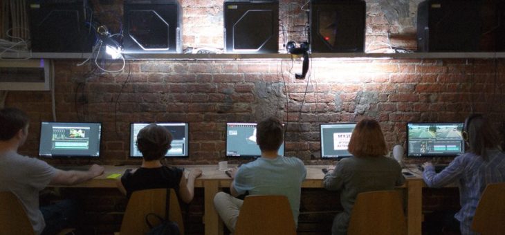 Зал с людьми – Антикафе и коворкинг Хорошая Республика, официальный сайт, GoodRepublic — Антикафе и коворкинг Хорошая Республика, аренда рабочего места, помещения для дня рождения, вечеринки, для дня рождения и юбилея в Москве