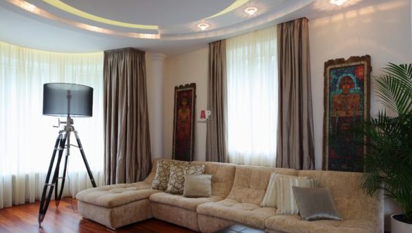 Зал в частном доме фото с двумя окнами – Дизайн интерьера гостиной с двумя окнами: на разных стенах, на одной стене, в частном доме, фото. Дизайн зала в 25 кв м, дизайн штор