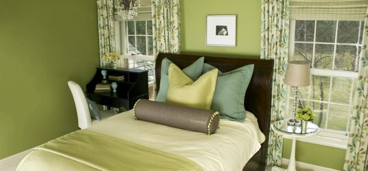 Зеленые обои в интерьере спальни